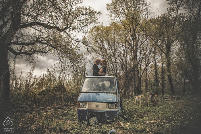 Natürliche Liebe Ceparana - Porträt von den verlobten Paaren, die im Wald auf der Rückseite eines Minilastwagens sitzen.