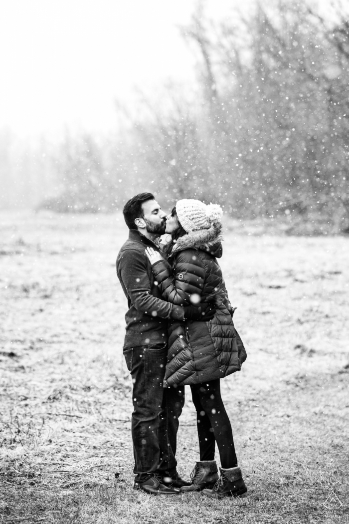 Frenchtown, session de fiançailles d'hiver avec de la neige