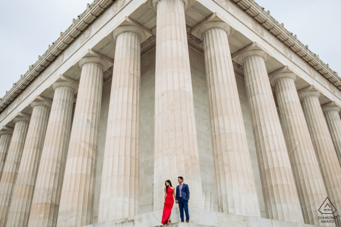 Washington DC - Lincoln Memorial - sessão de noivado pela manhã no Lincoln Memorial - mulher de vestido vermelho