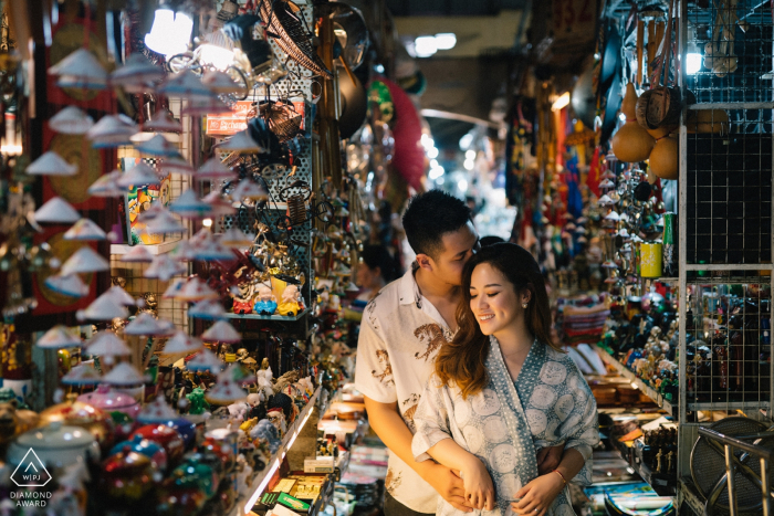 Sesión previa a la boda de Saigón, Vietnam: sesión de fotos de compromiso del mercado con una pareja joven