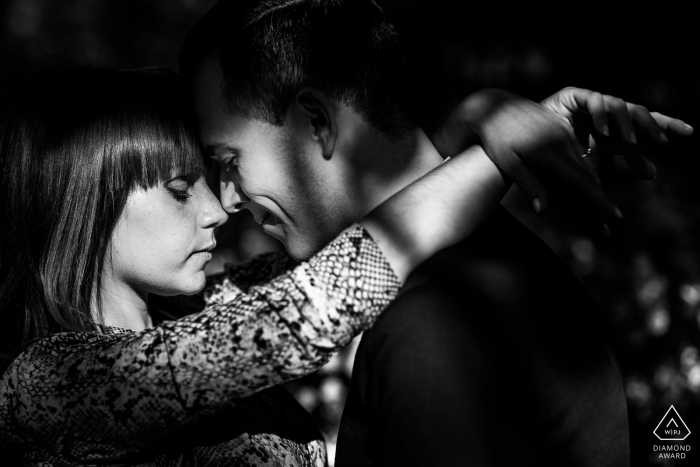 Retrato de pré-casamento em Trieste, Itália - casal com grandes luzes e sombras