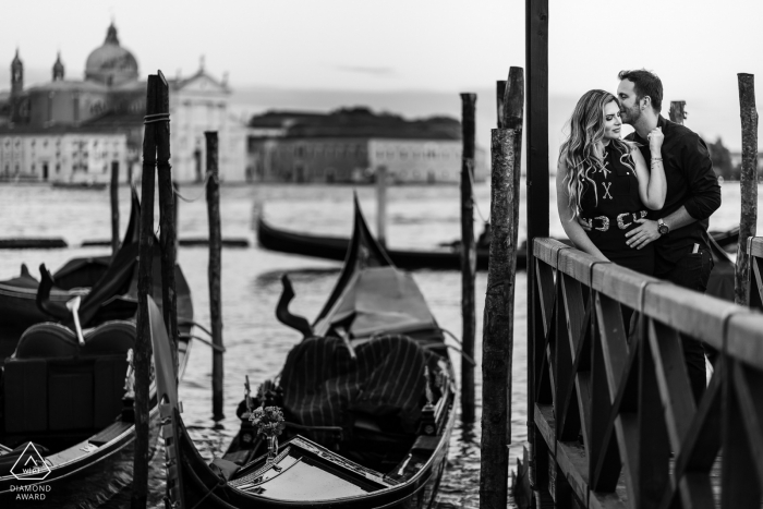 Servizio fotografico pre-matrimonio a Venezia, Italia - Dolce foto al molo di una giovane coppia fidanzata