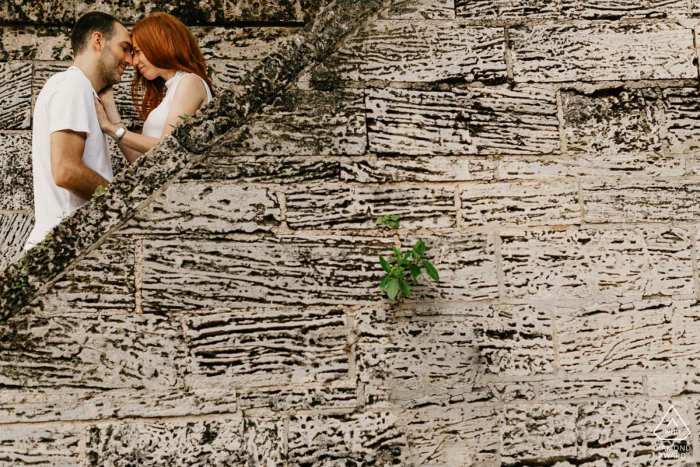 Retrato de una pareja en las escaleras en Matheson Hammock Park, Miami - Sesión de compromiso en FL