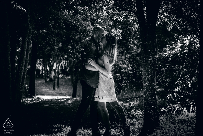 Photo by: <a href="https://www.wpja.com/photos/diamond-award-top-wedding-engagement-photographer/2573051">Massimiliano Esposito - Orvieto Terni Orvieto - Italy pre wedding portraits during a kiss under the falling leaves