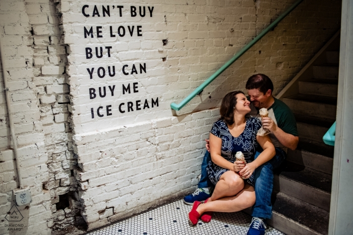 Jenni's Ice Cream Washington DC - Pour l'amour de la crème glacée - Portrait de fiançailles avec un couple - Je ne peux pas m'acheter de l'amour mais tu peux m'acheter de la glace