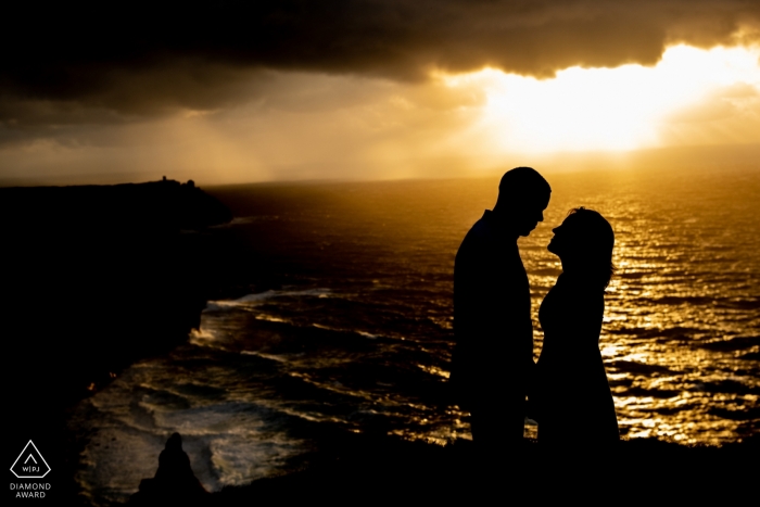 Acantilados de Mohr - Fotografía de bodas y compromiso de Irlanda - Tormenta en el horizonte con una pareja a continuación