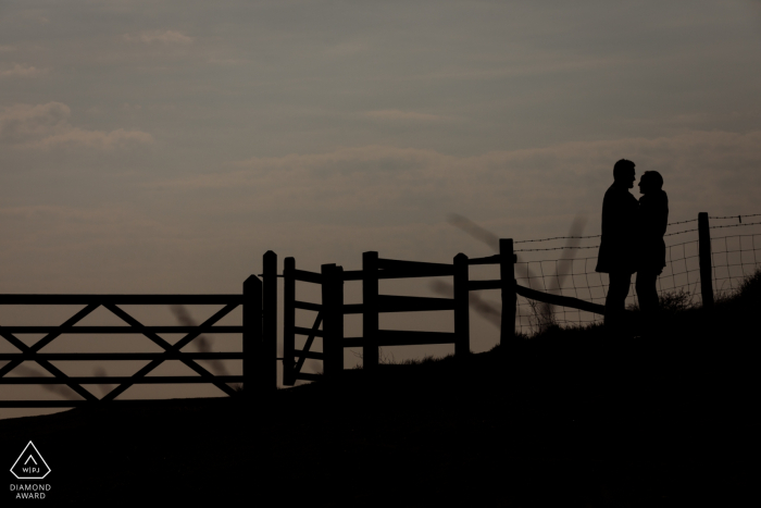 White Cliffs of Dover, Kent, Reino Unido, fotografia de noivado - uma silhueta de um casal recém-noivo