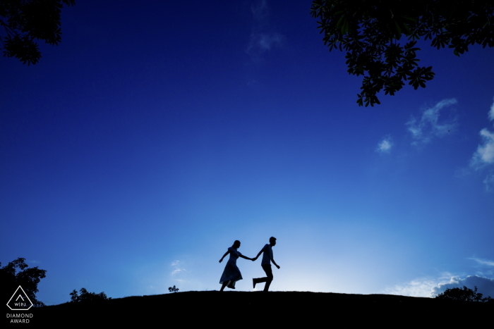 Portraits de fiançailles pré-mariage d'un couple courant contre le ciel dans le Fujian, Chine