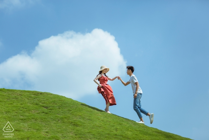 Portrait de fiançailles pré-mariage en Chine | Couple de Fujian jouant sur la colline d'herbe.