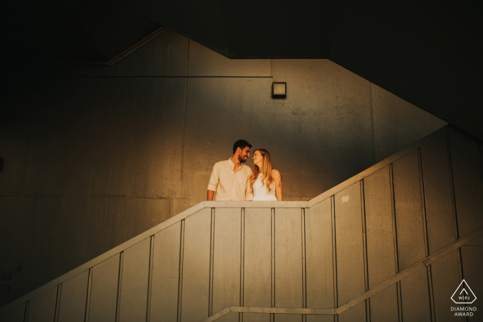 Puente de Gálata, pareja de Estambul de pie en las escaleras durante la sesión de retratos de compromiso