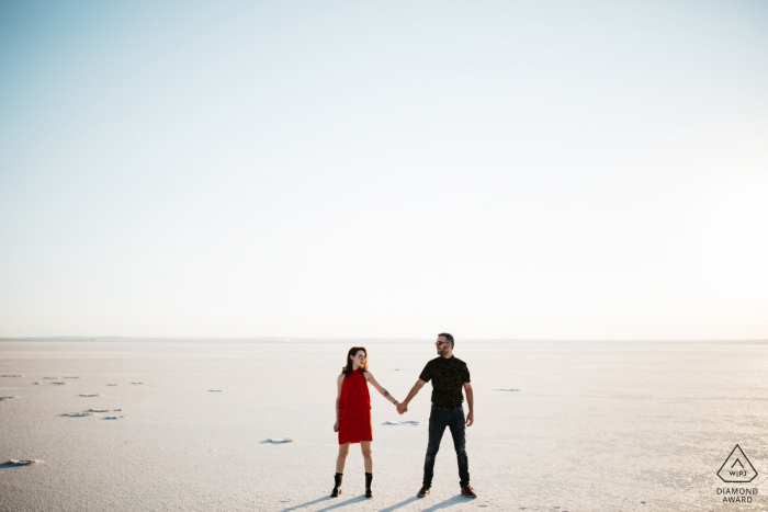 tuz gölü (lago salado), Turquía pareja cogidos de la mano en el desierto plano bajo el sol ardiente