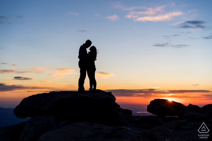 Mt Evans CO Pareja en la cima de la montaña al amanecer - Caminata para tomar excelentes fotos de compromiso