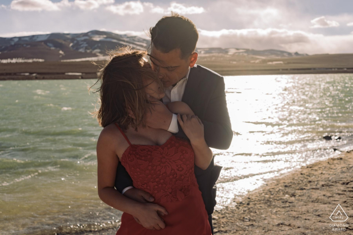 Séance de portrait de couple dans le désert d'Atacama au soleil au bord de l'eau