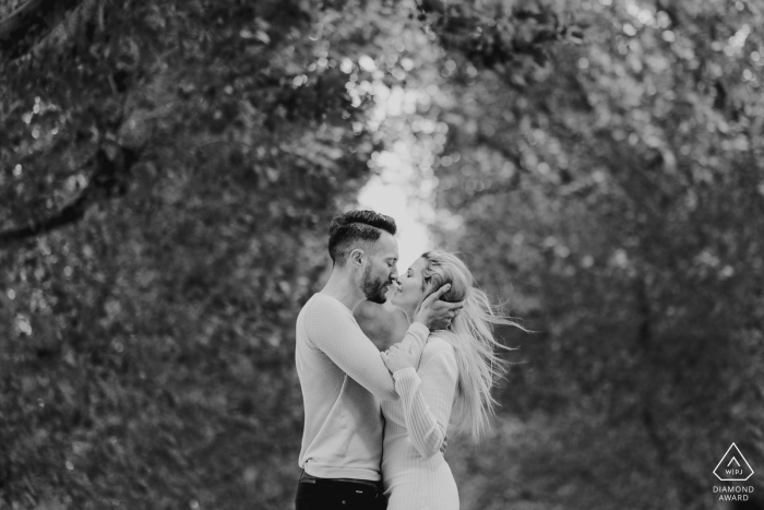 London Couple kissing in black and white engagement photo