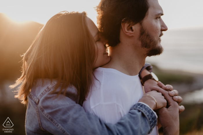 Portraits de Guethary avant le mariage - Une fille embrasse son futur mari