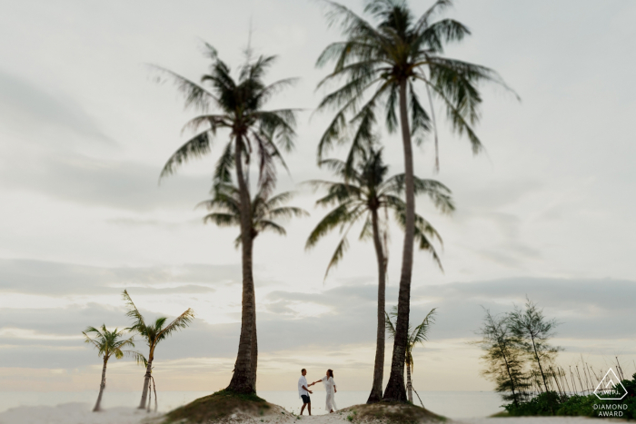 Fotógrafo de noivado da Ilha de Phu Quoc: Este casal veio para Phu Quoc durante as férias de verão. Ele a surpreendeu ao propor. Fotos tiradas imediatamente depois que ela disse "sim"