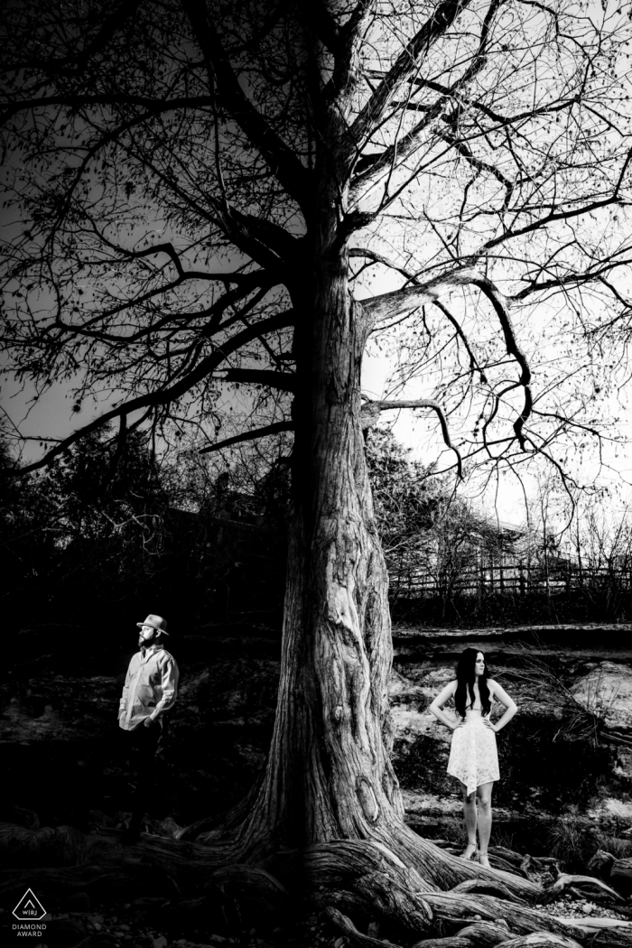 McKinney Falls State Park Día y noche sesión de retratos de compromiso creativo en blanco y negro