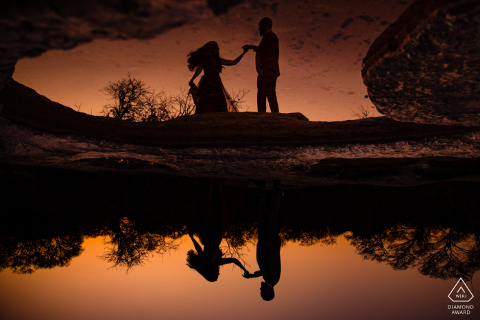 McKinney Falls State Park Tanzende Reflexionen – Verlobungsfotosession in der Nähe der Abenddämmerung am Wasser