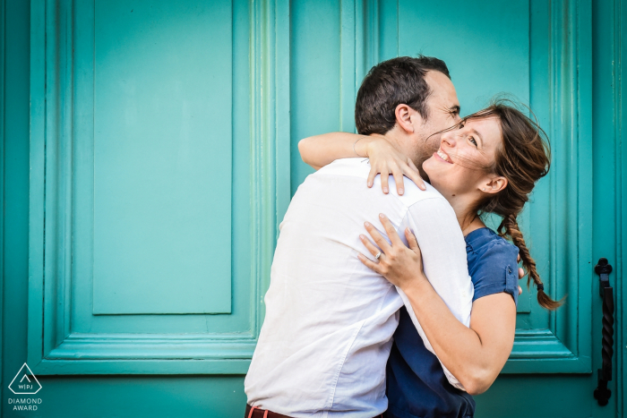 Portraits d'amour lyonnais pour un couple | Séance de fiançailles avant le mariage avec un câlin