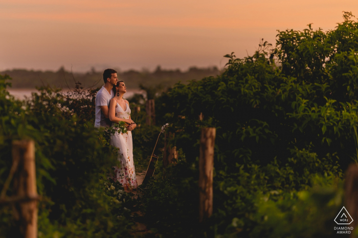 Aracruz, Espírito Santo, Brésil a posé des portraits au coucher du soleil pendant la séance d'engagement