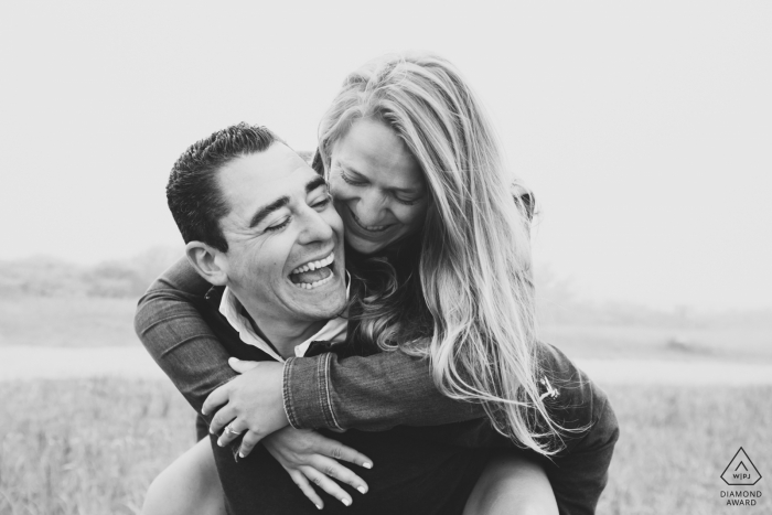 Phare de Sankaty, île de Nantucket Un couple partage un vrai rire pendant leur séance de fiançailles.