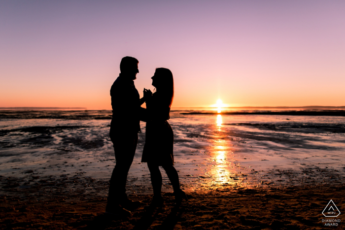 BASSIN D ARCACHON FRANCE - Verlobungsfotoshooting mit zwei Liebenden am Strand bei Sonnenuntergang