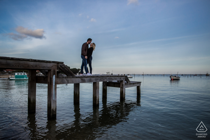 CAP FERRET – FRANKREICH – Verlobungsfoto mit zwei Liebenden, die auf einem Steg spazieren