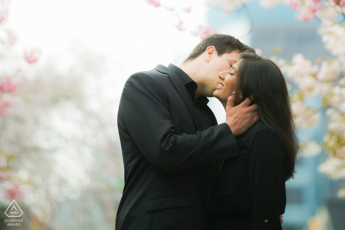 Karya Park à Mississauga | Photo de fleur de cerisier avec couple engagé