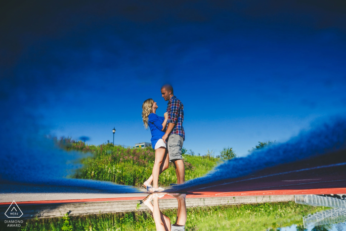 Photographe d'engagement sur le campus du Delaware: il n'y avait pas grand-chose autour, alors j'ai utilisé une flaque d'eau.