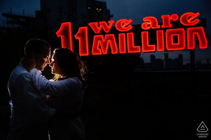 Le photographe Highline New York Engagement: vu le panneau, arrêté et rétroéclairé.