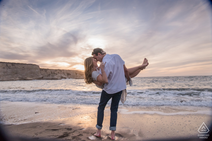 Engagement-Porträtsitzung in Los Sos, Kalifornien | Pastellfarbenes Sonnenuntergangsfoto am Wasserrand.