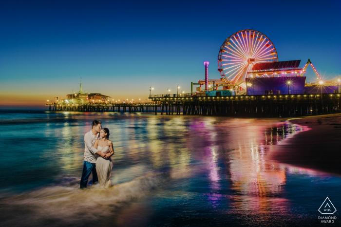 Santa Monica, Los Angeles Photographie de fiançailles | Couple au bord de la mer le soir.