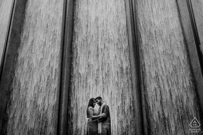 Houston, TX photographe de fiançailles: couple partageant leur moment de silence amoureux près de WaterWall à Houston