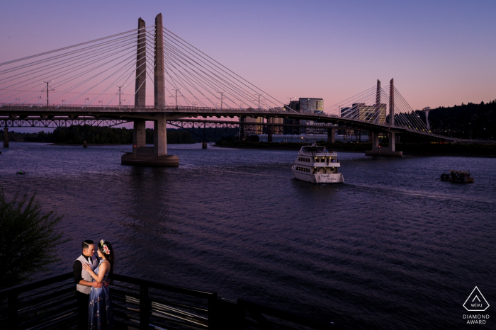 Coppia in amore con il bellissimo tramonto a Portland, Oregon - Engagement Photo Session at Dusk