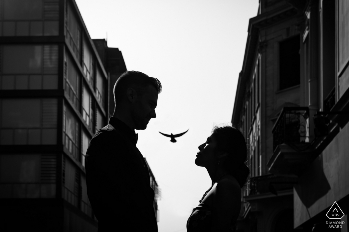 Session d'engagement dans la ville | Portraits en noir et blanc d'un couple à Centro de Lima