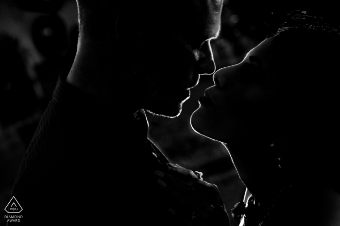 Portrait de couple intime rétroéclairé Centro de Lima en noir et blanc | Photographie de fiançailles