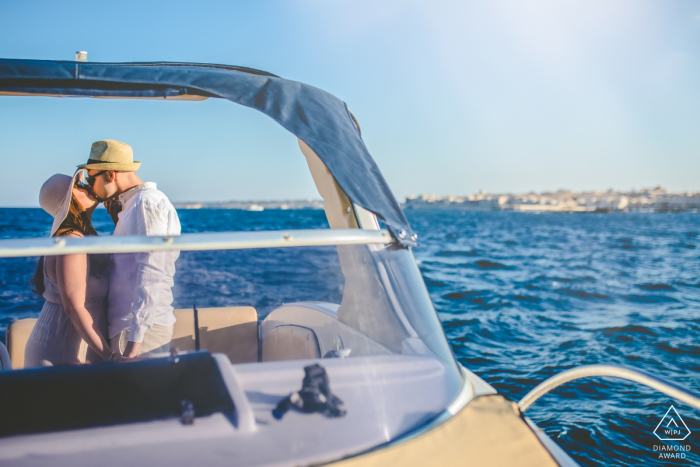 Paar-Verpflichtungsporträts des Siracusa-Sommers liebevolle auf einem Boot auf dem offenen Wasser