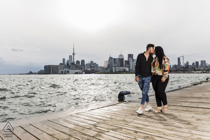 波尔森码头（Polson Pier）订婚摄影师：沿着木板散步拍摄一对可爱的情侣-接近日落时间，但云雾笼罩，湖面闪闪发光的银-我从较近的湖面拍摄了这张照片，以捕捉