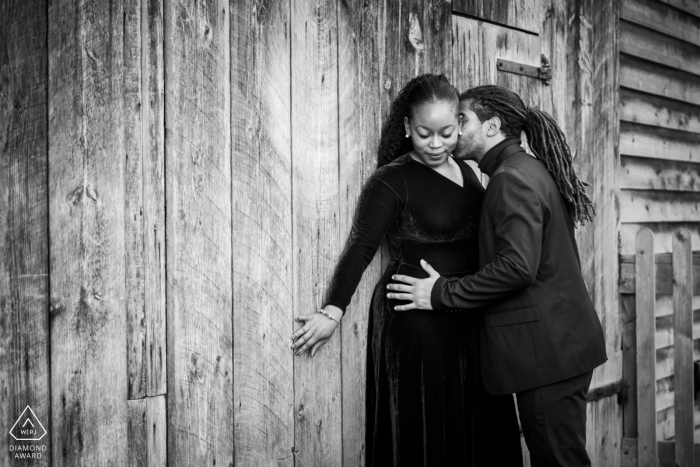 Retratos em um celeiro em Toronto - Fotógrafo: Casal de noivos tinha uma química fantástica um com o outro - eu amo esse momento em que o casal estava tentando ficar confortável e suas expressões refletiam esse amor.