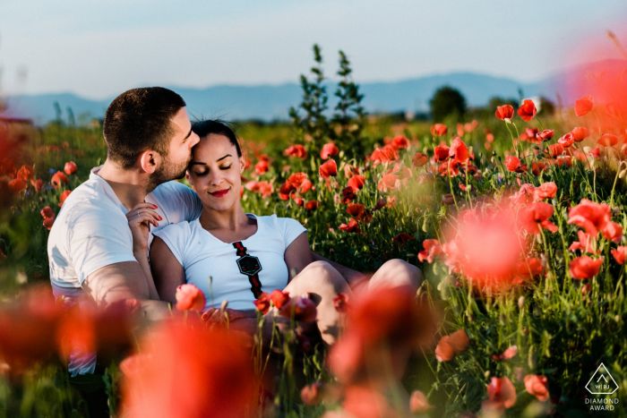 Sofia-Bulgaria Pré sessão de fotos no dia do casamento para um casal sentado com flores no campo