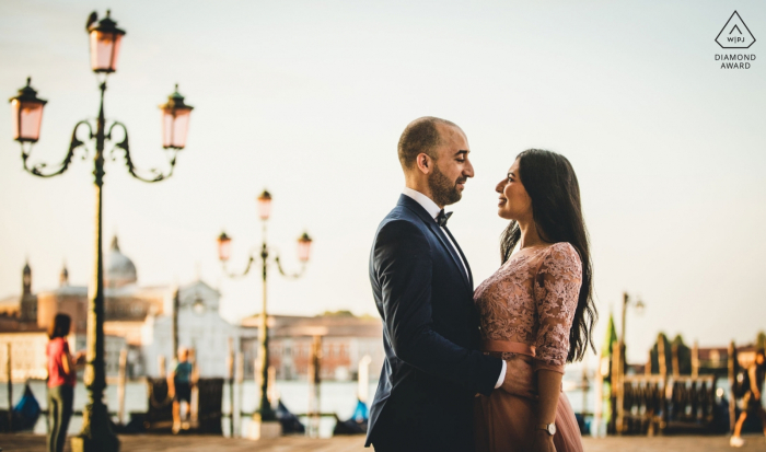 Sessão de retrato formal em Veneza antes do casamento na Itália