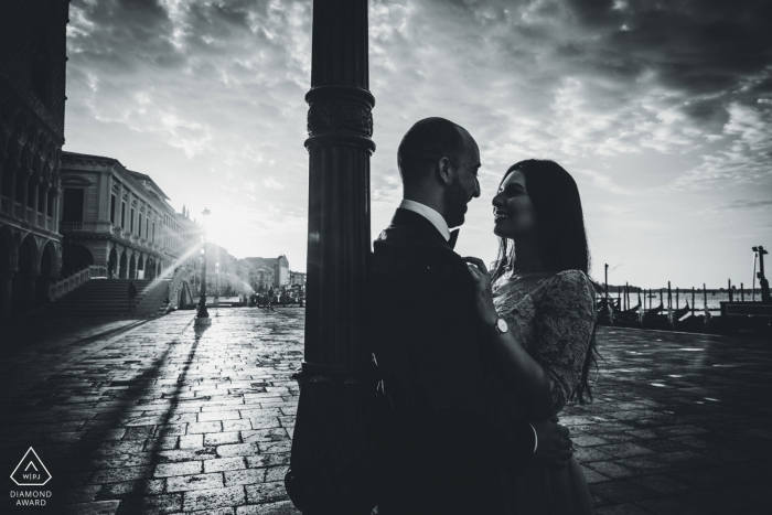 Séance photo de fiançailles à Venise près du coucher du soleil en noir et blanc.