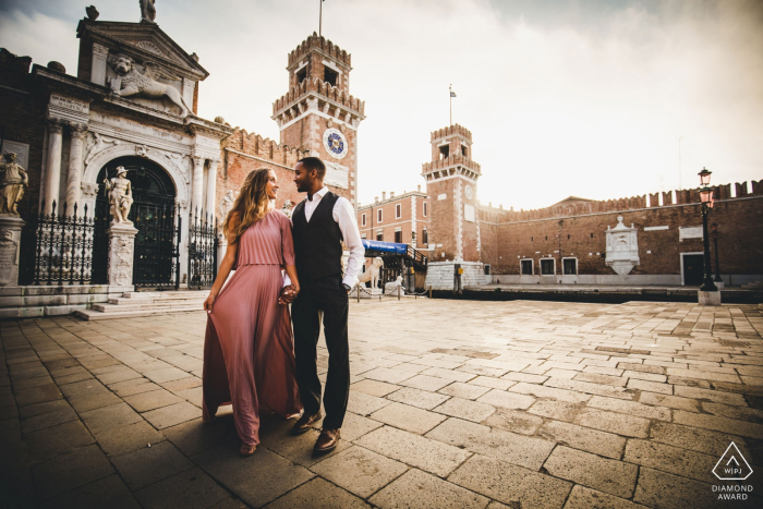 Tournage de Venise avant le mariage avec un couple sur la place du village près du coucher du soleil.