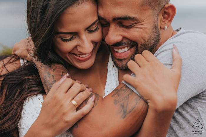 Belo Horizonte, Brazil Hug the Couple showing his tattoos during engagement portrait session