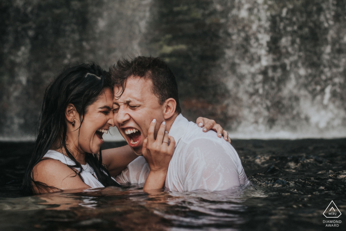 Serra do Cipó, Minas Gerais, Brasilien Paar bei Cachoeira | Kaltwasser-Engagement-Session an den Wasserfällen.