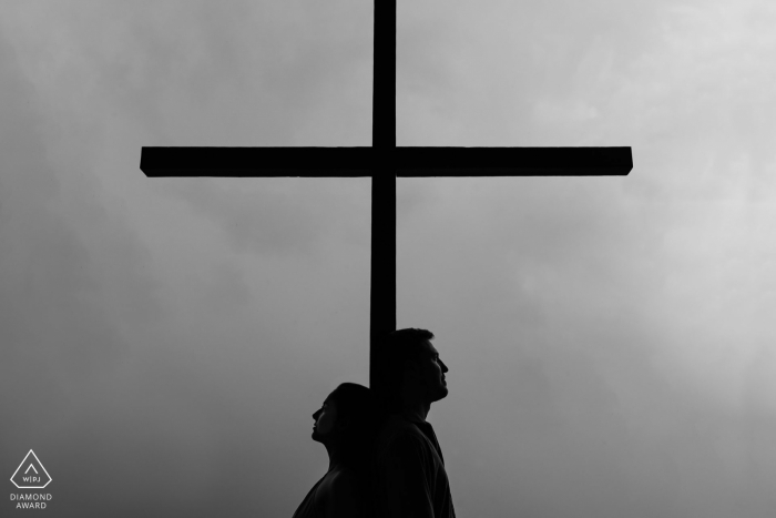 Belo Horizonte, Brasile Silhouette della coppia insieme alla croce durante il servizio fotografico di fidanzamento.