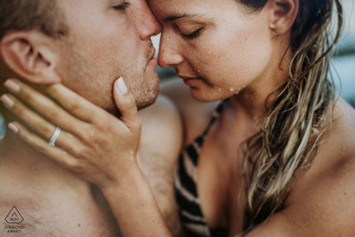 Séance de photographie de plage à Marrakech pour des portraits de fiançailles | Un homme et une femme embrassant