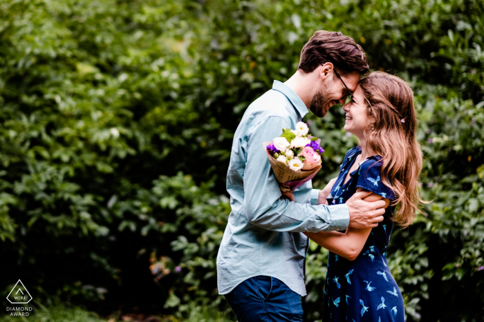 Photographe de fiançailles Sofia-Bulgarie: séance de pré-mariage pour mes clients avec un bouquet de fleurs