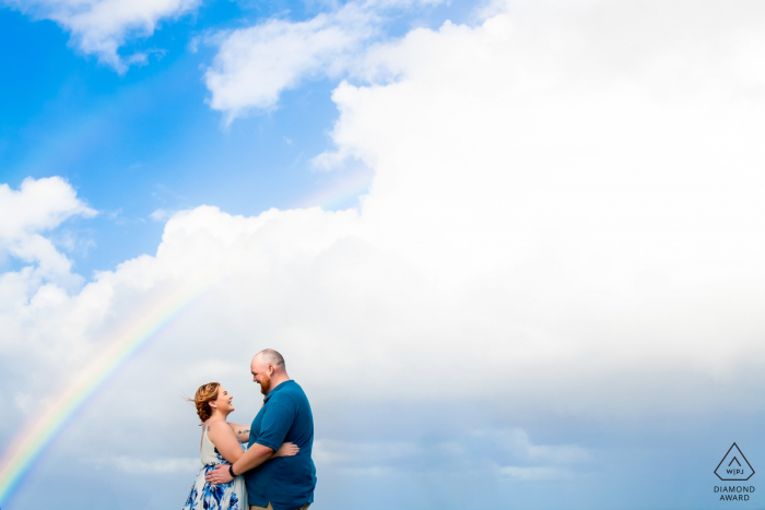 El Morro, fotógrafo de retratos preboda de San Juan: momento perfecto con un arcoíris, solo una luz sobre una pareja