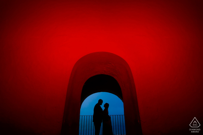 El Morro, fotografo pre-matrimonio di San Juan PR: un gel rosso su Profoto A1 per Wall ed esposto per silohuette di coppia.